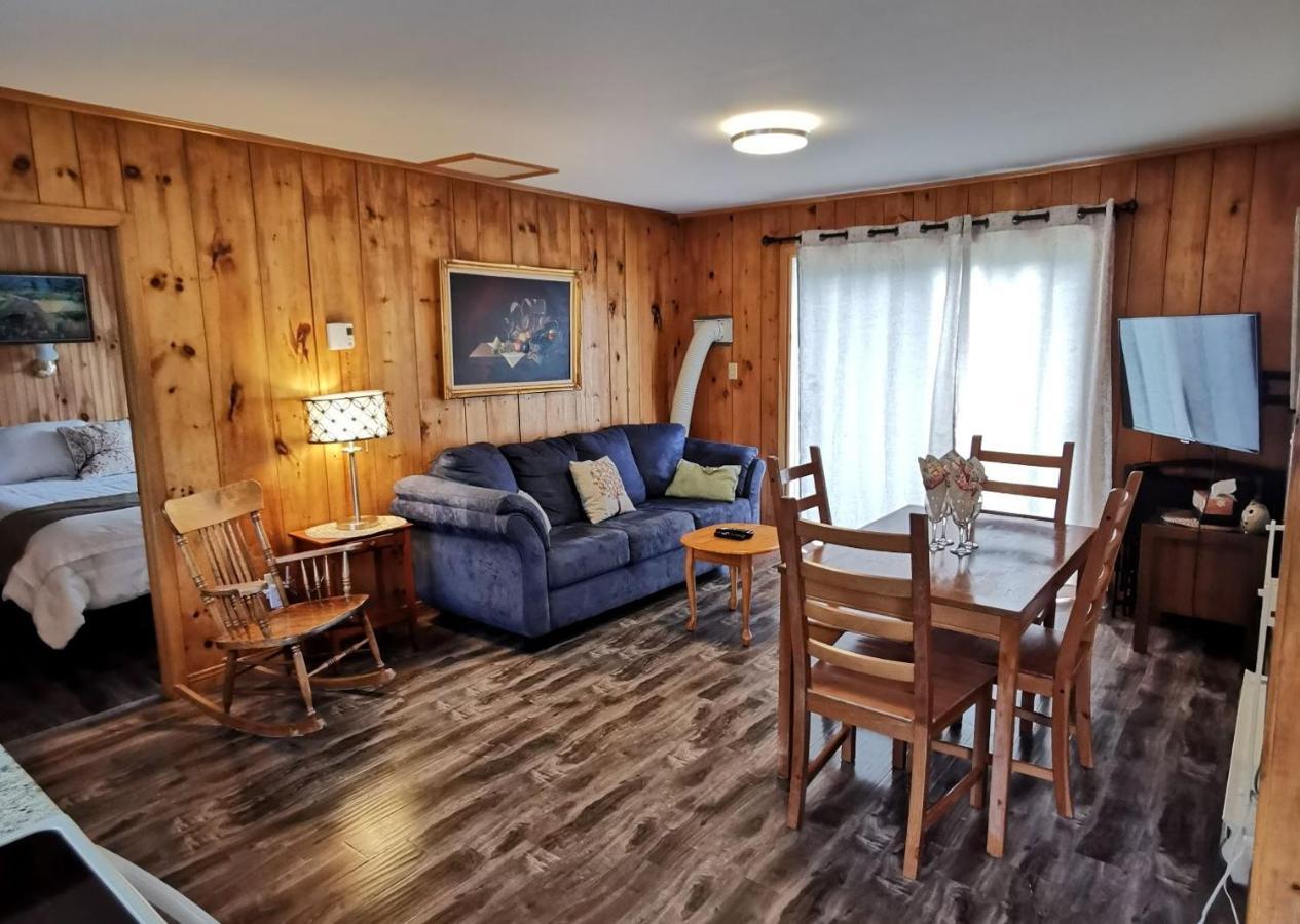 Knotty Pine Cottages, Suites & Motel Rooms Ингониш Экстерьер фото