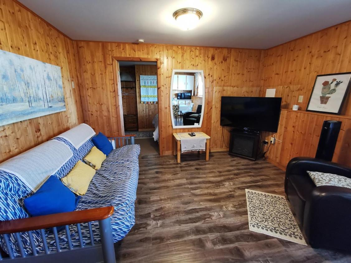 Knotty Pine Cottages, Suites & Motel Rooms Ингониш Экстерьер фото