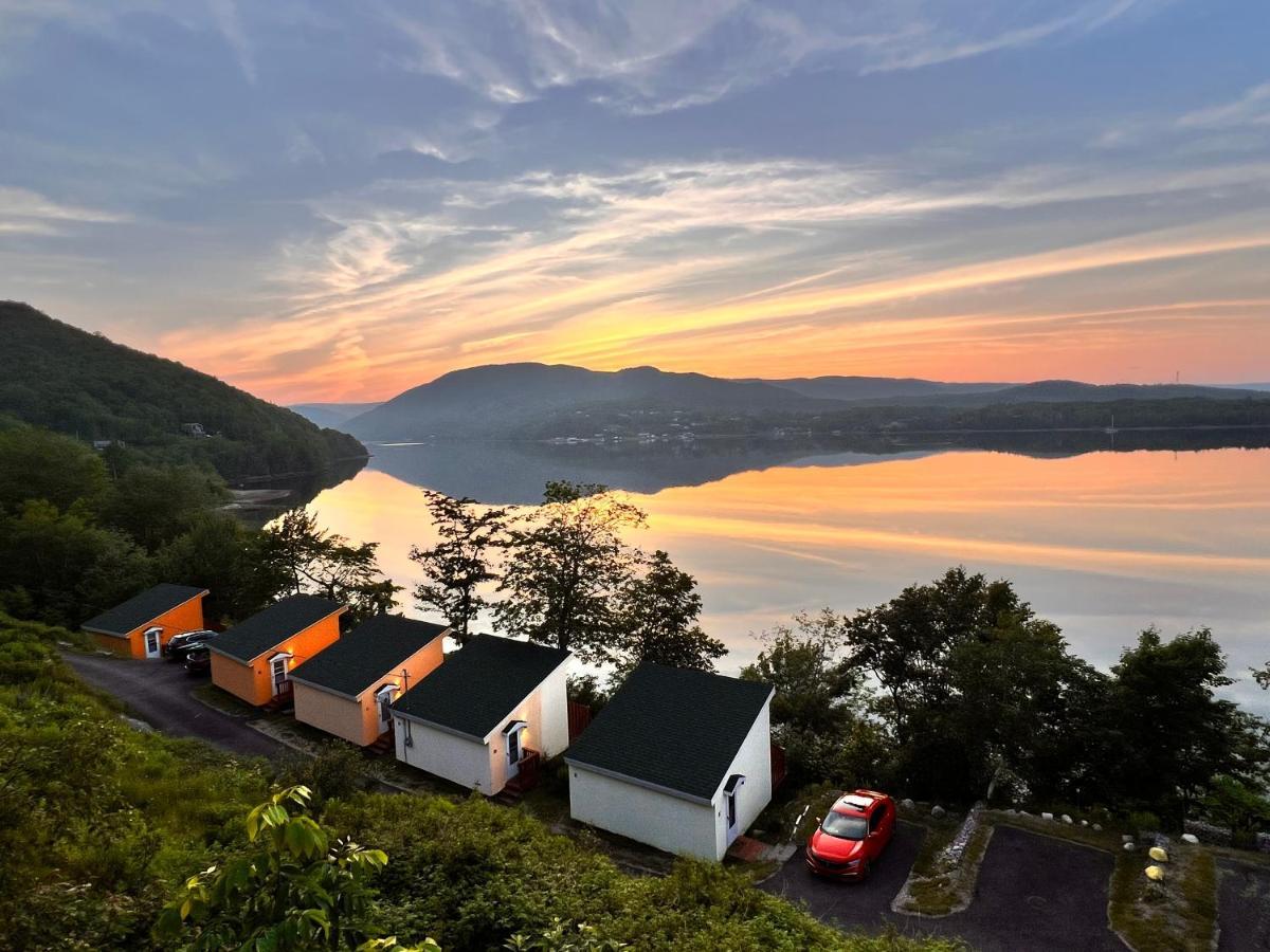 Knotty Pine Cottages, Suites & Motel Rooms Ингониш Экстерьер фото