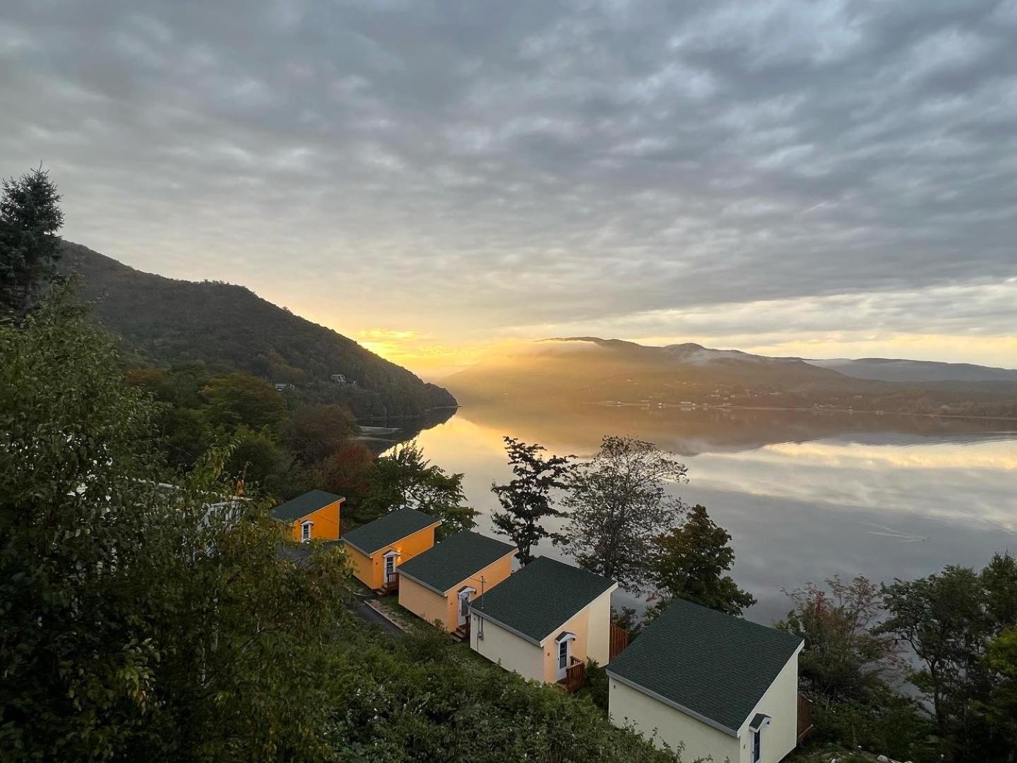 Knotty Pine Cottages, Suites & Motel Rooms Ингониш Экстерьер фото