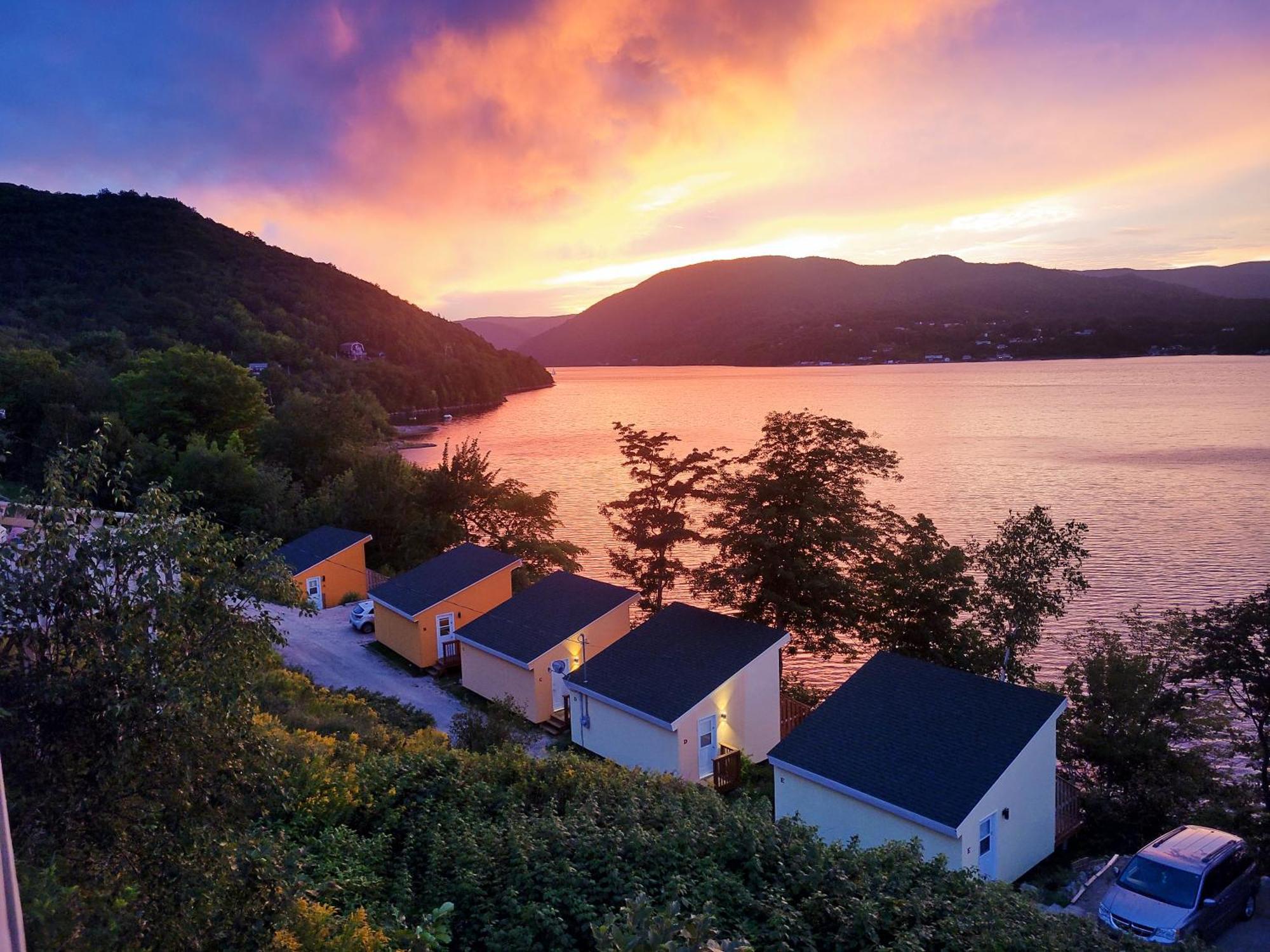 Knotty Pine Cottages, Suites & Motel Rooms Ингониш Экстерьер фото