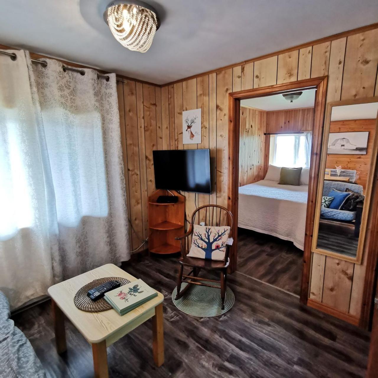 Knotty Pine Cottages, Suites & Motel Rooms Ингониш Номер фото