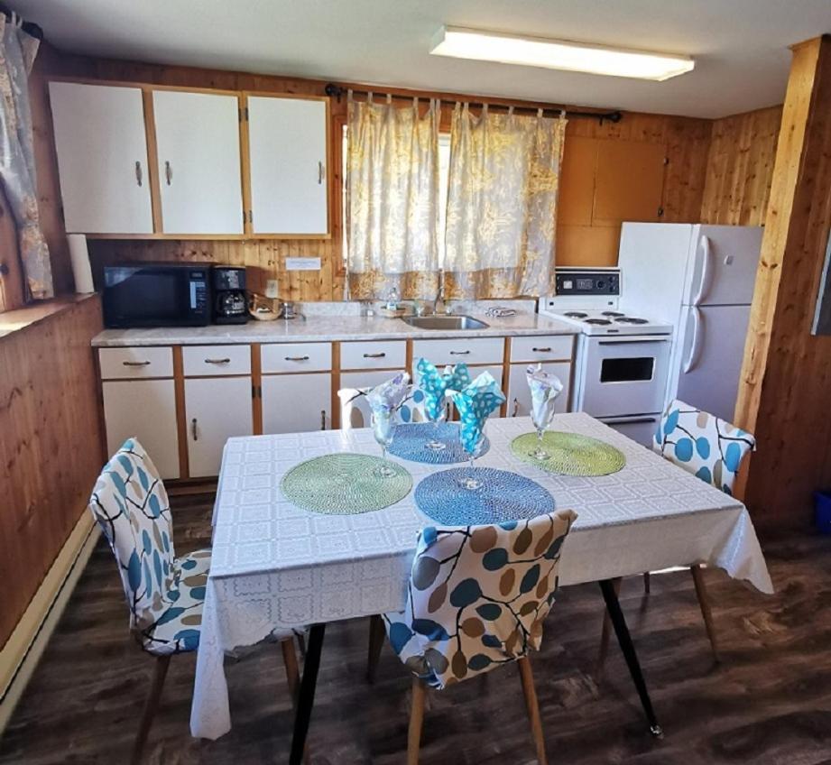 Knotty Pine Cottages, Suites & Motel Rooms Ингониш Экстерьер фото