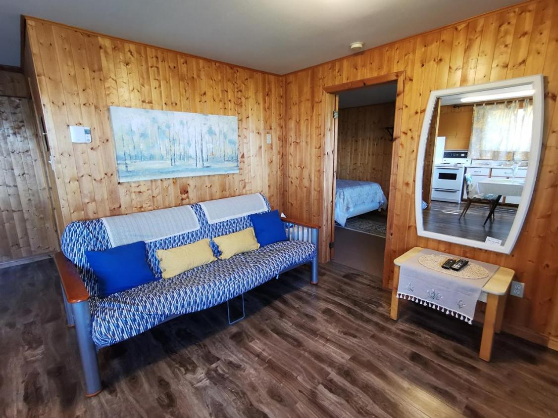 Knotty Pine Cottages, Suites & Motel Rooms Ингониш Экстерьер фото