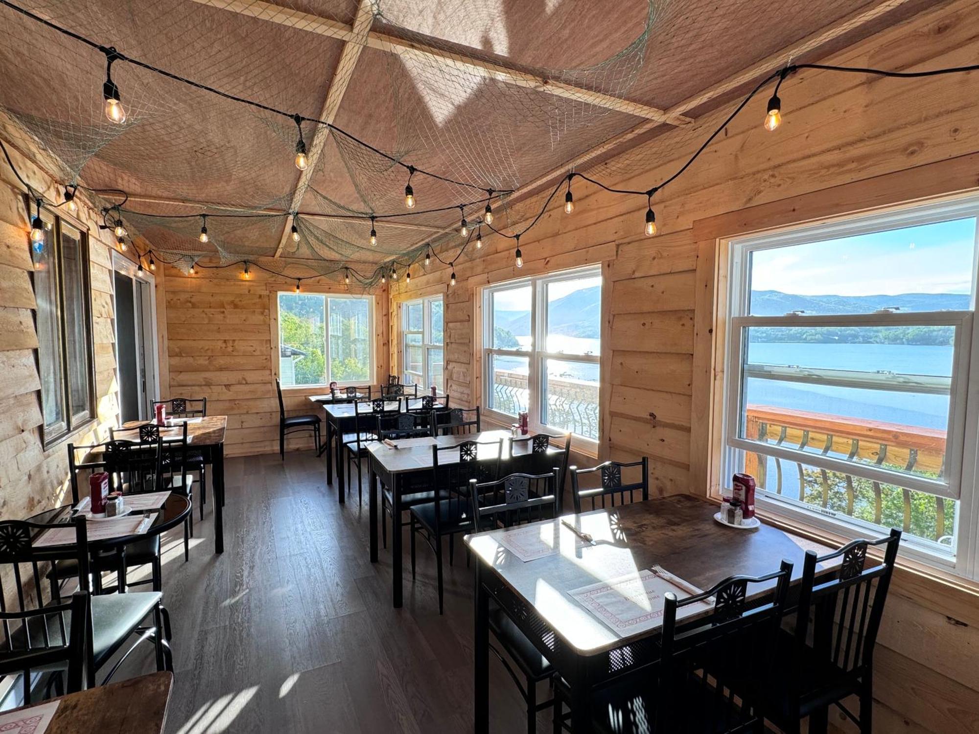 Knotty Pine Cottages, Suites & Motel Rooms Ингониш Экстерьер фото