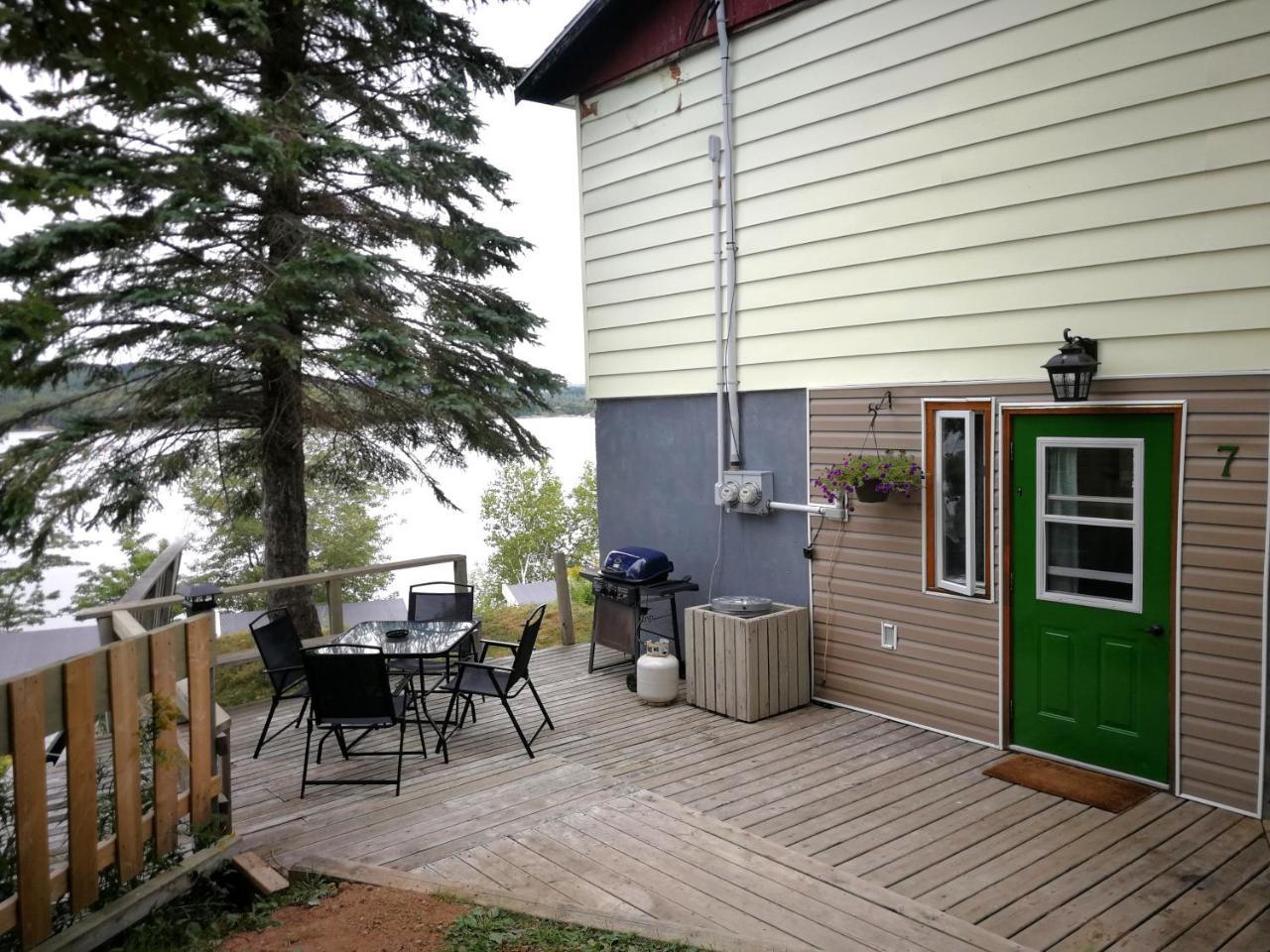 Knotty Pine Cottages, Suites & Motel Rooms Ингониш Экстерьер фото