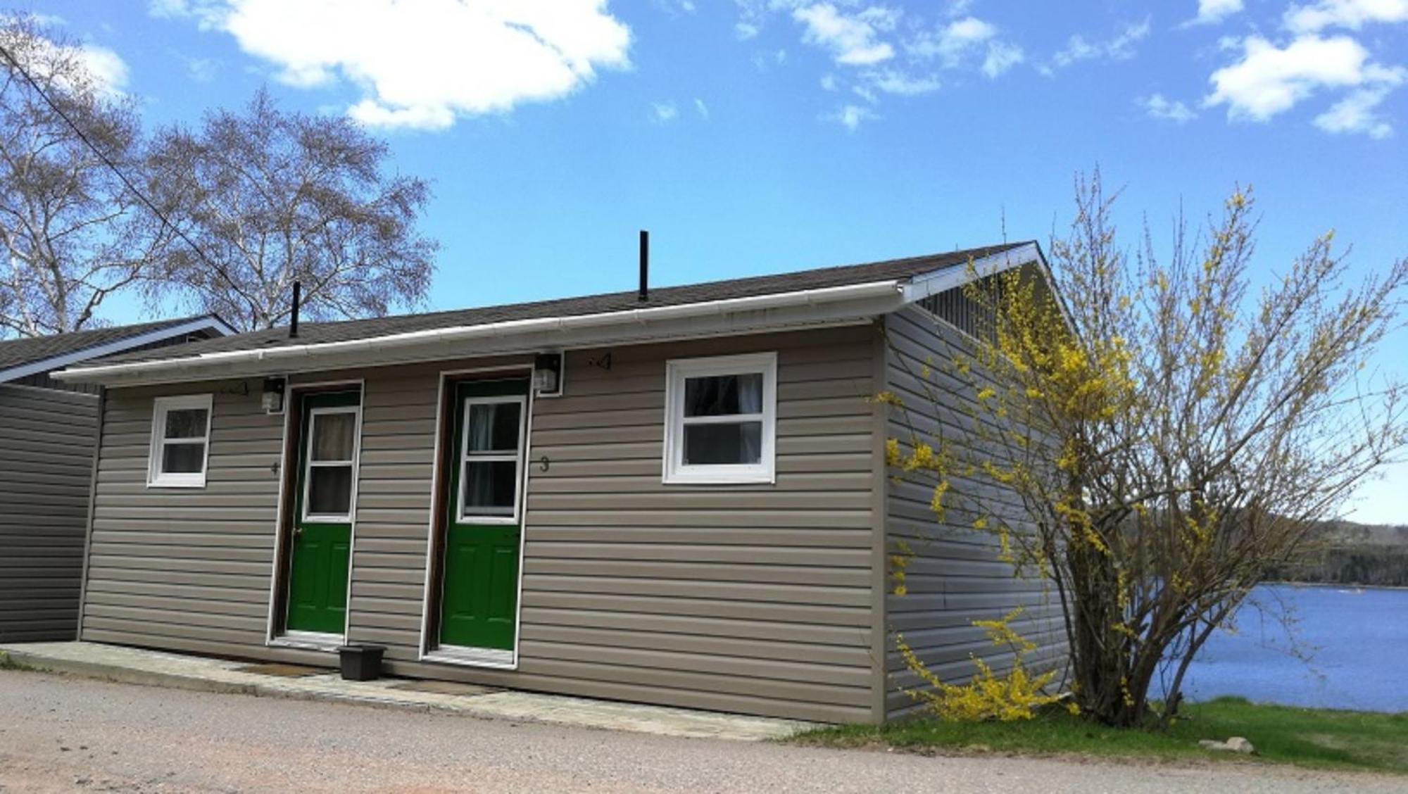 Knotty Pine Cottages, Suites & Motel Rooms Ингониш Экстерьер фото
