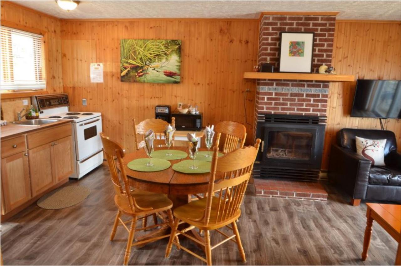 Knotty Pine Cottages, Suites & Motel Rooms Ингониш Экстерьер фото