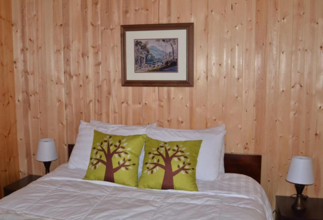 Knotty Pine Cottages, Suites & Motel Rooms Ингониш Экстерьер фото
