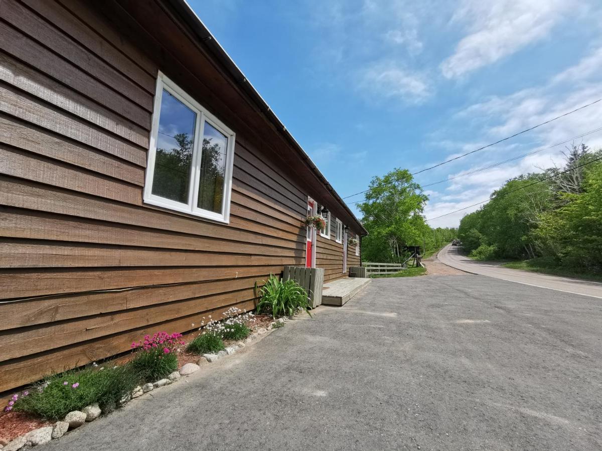 Knotty Pine Cottages, Suites & Motel Rooms Ингониш Экстерьер фото