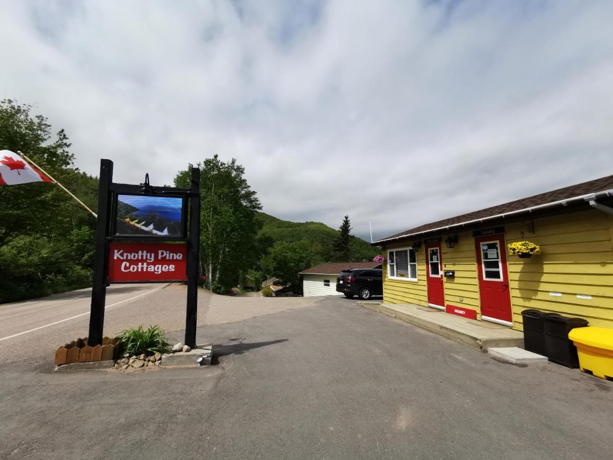 Knotty Pine Cottages, Suites & Motel Rooms Ингониш Экстерьер фото