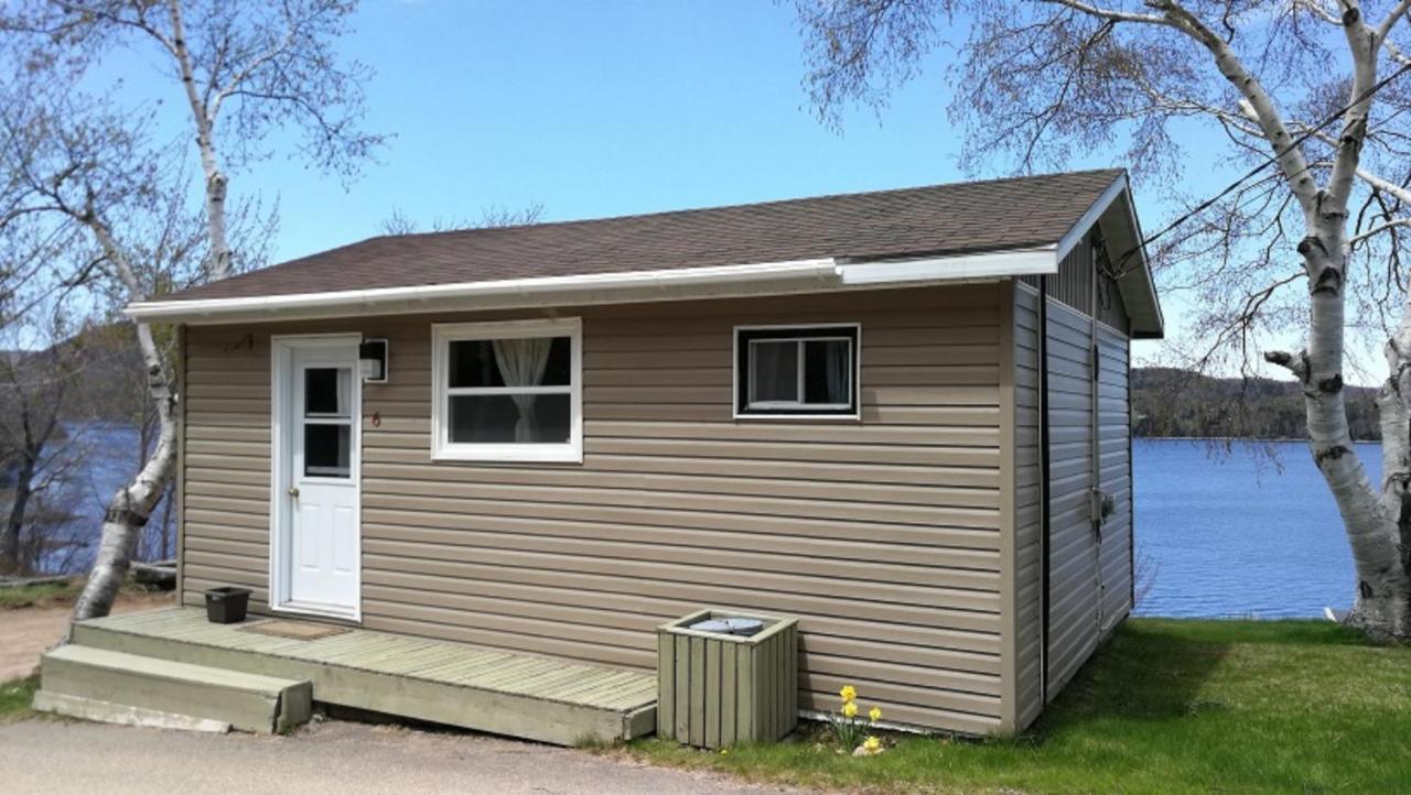 Knotty Pine Cottages, Suites & Motel Rooms Ингониш Экстерьер фото